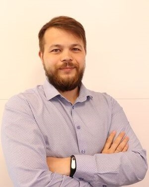 Артур - руководитель отдела продаж